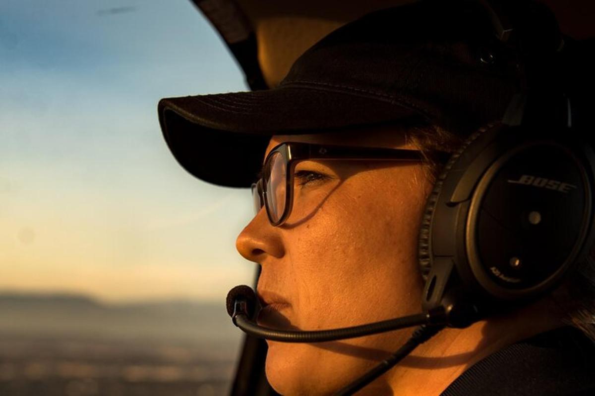 en mann med hodetelefoner og hatt og headset