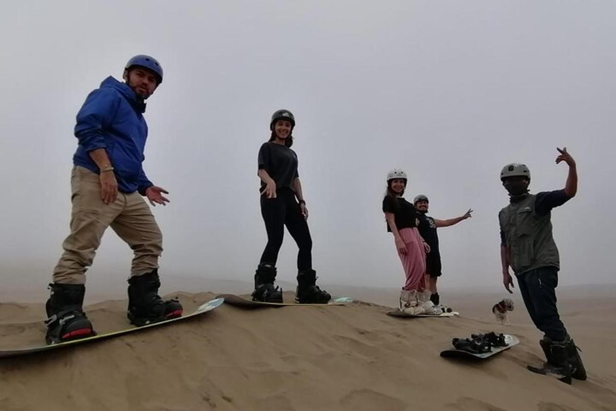un gruppo di persone in piedi sugli skateboard nel deserto