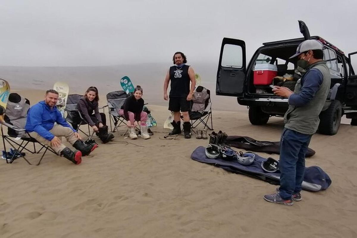 un gruppo di persone sedute e in piedi sulla spiaggia