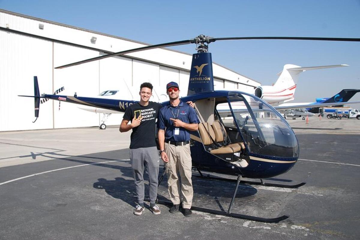Két férfi áll egy helikopter előtt