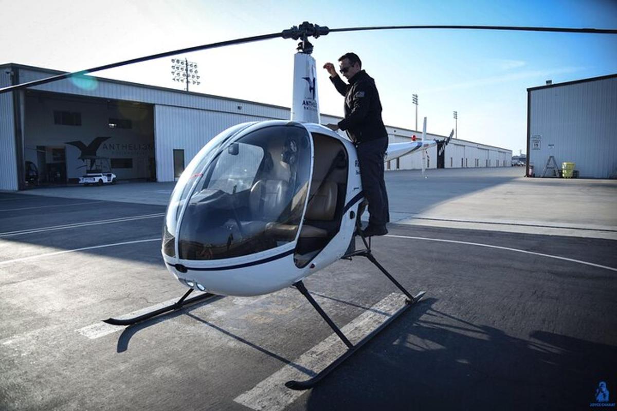seorang lelaki berdiri di atas helikopter
