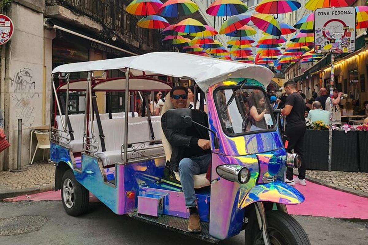 um homem andando de carrinho de golfe na rua