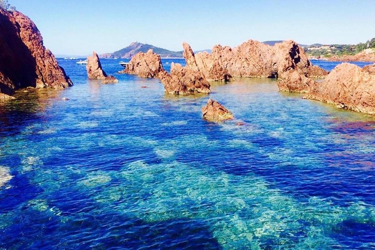 una gran massa d'aigua amb roques a dins
