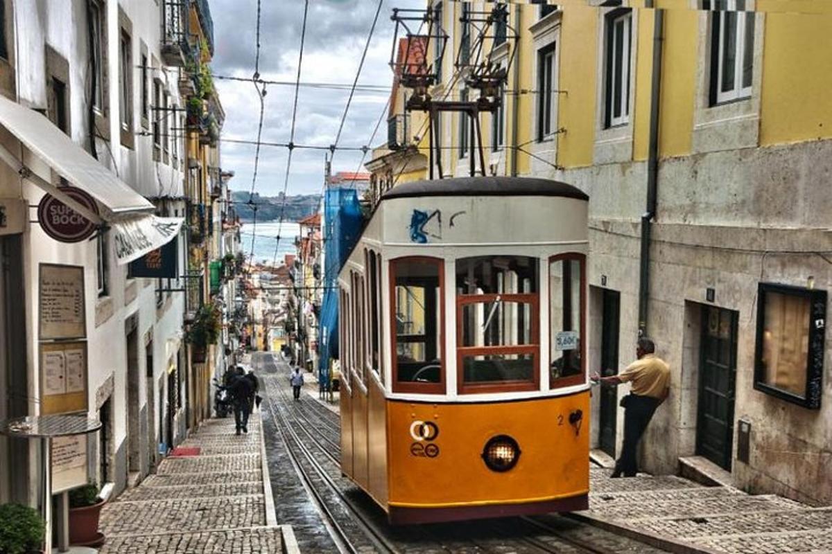 um bonde elétrico em uma rua de uma cidade