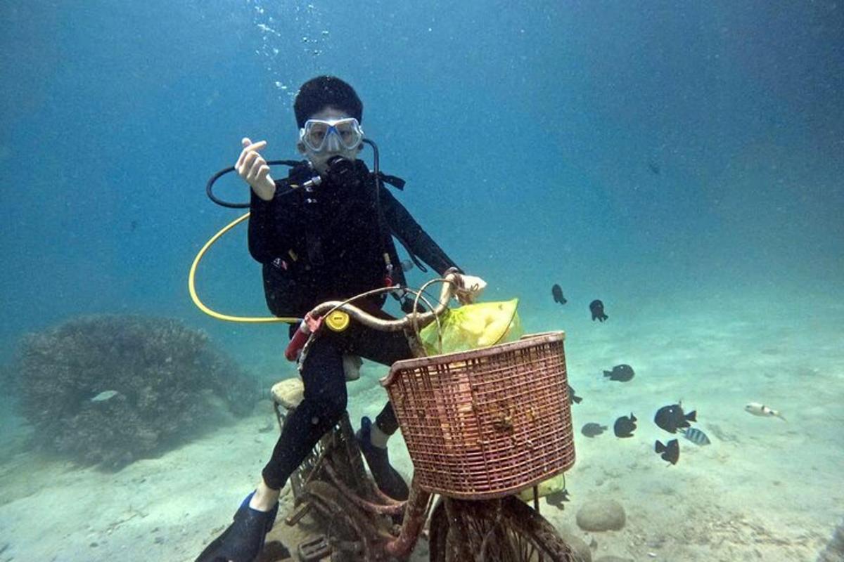 Ένας άντρας που φοράει μάσκα αερίων κάθεται στο νερό