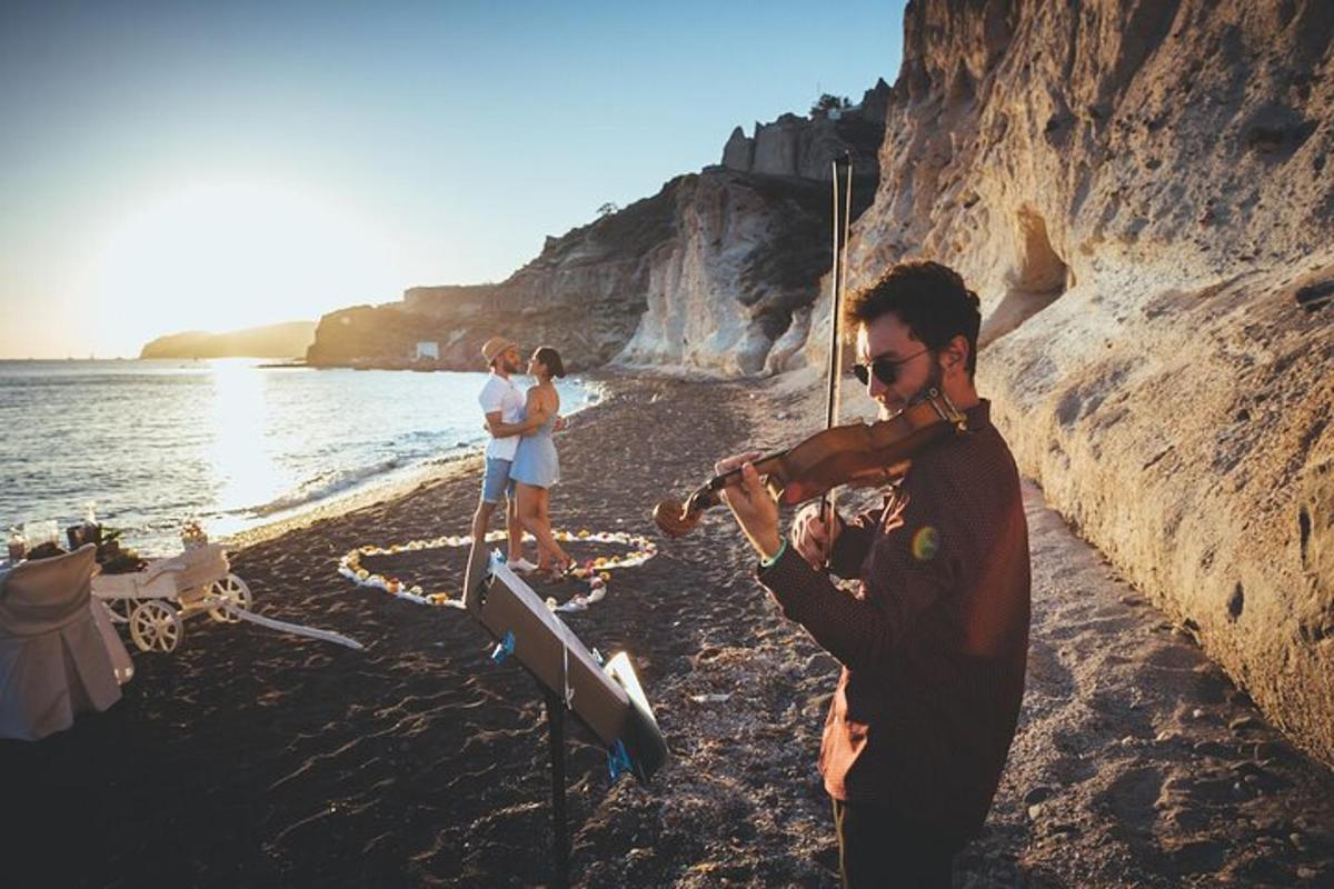 un uomo che suona uno strumento su una spiaggia