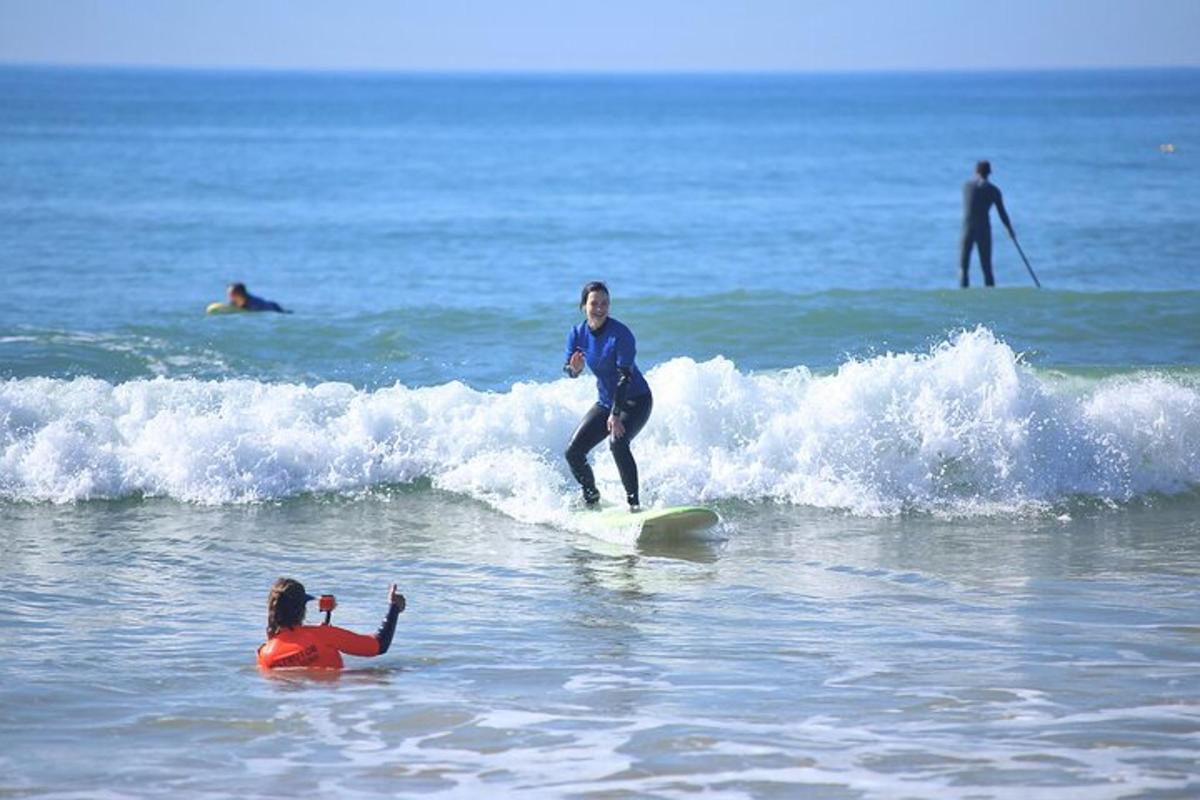 eine Frau, die auf einem Surfbrett im Meer auf einer Welle reitet