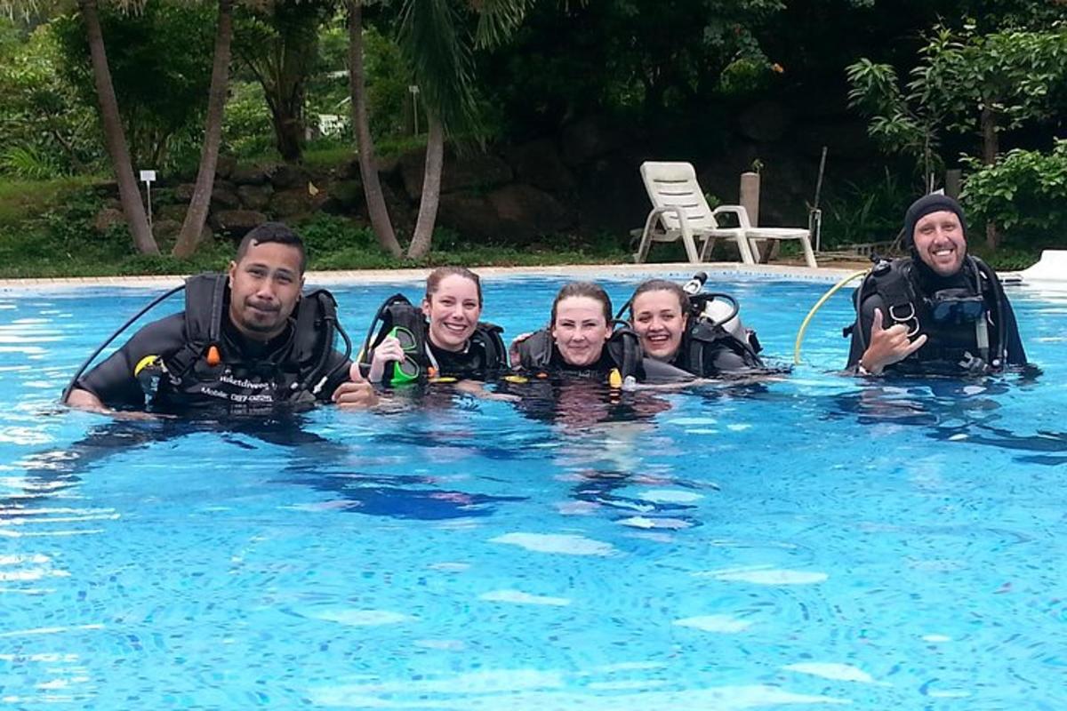 isang grupo ng mga tao sa isang swimming pool