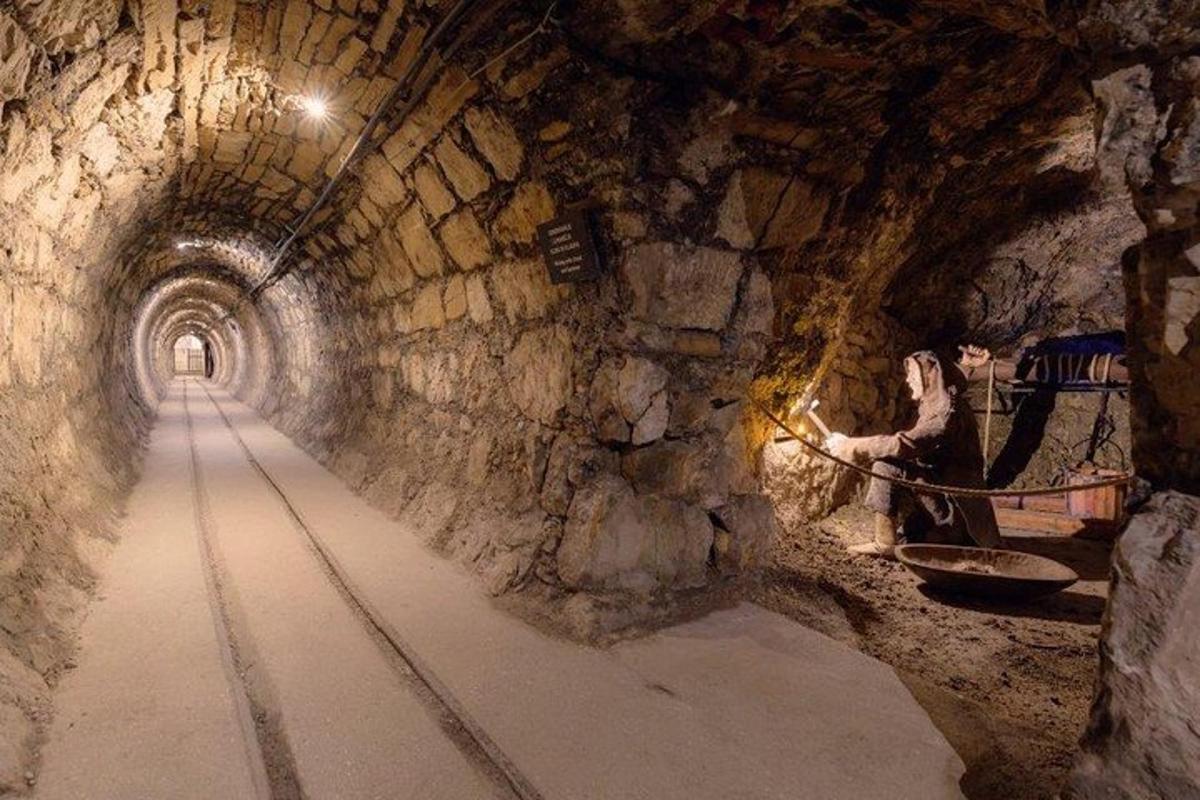 tunel v jeskyni s kamennou zdí