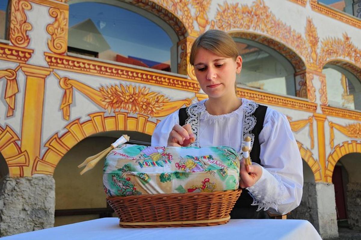 žena drží košík s dortem