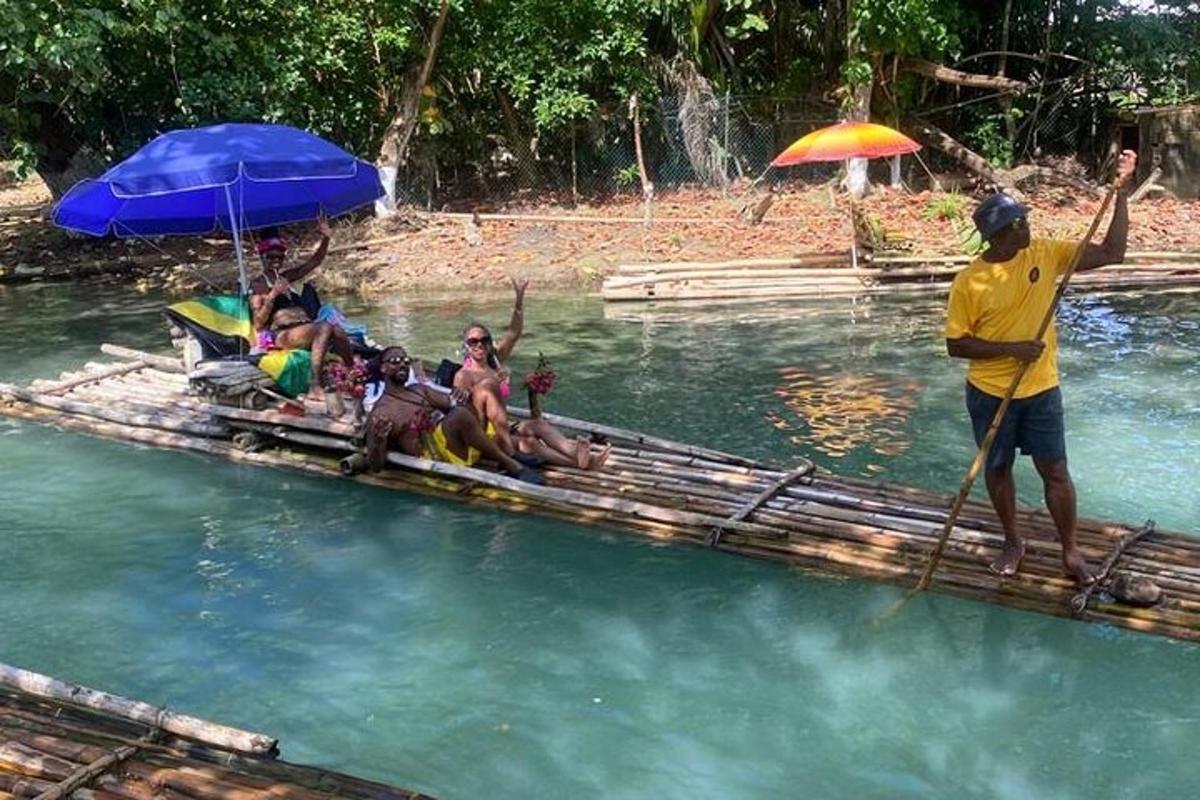 un grup de persones en una bassa a l'aigua