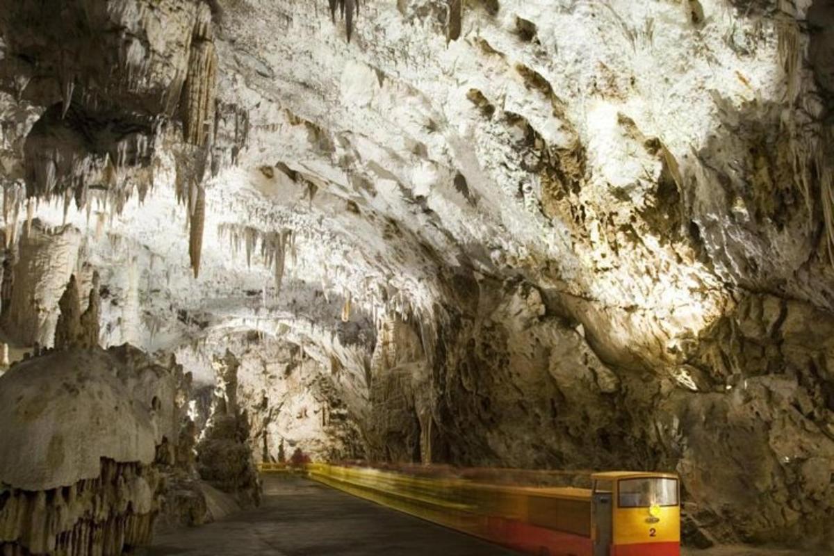 autobus projíždějící tunelem v jeskyni