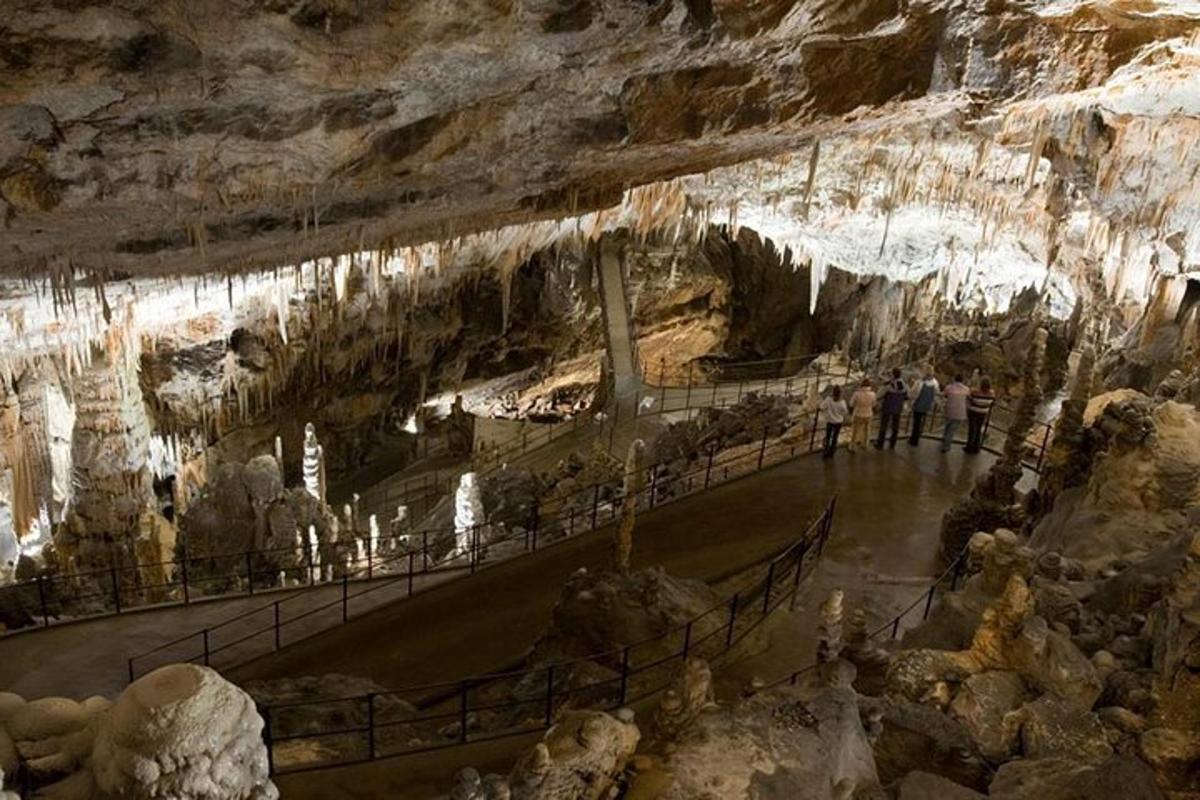 un gruppo di persone in piedi all'interno di una grotta