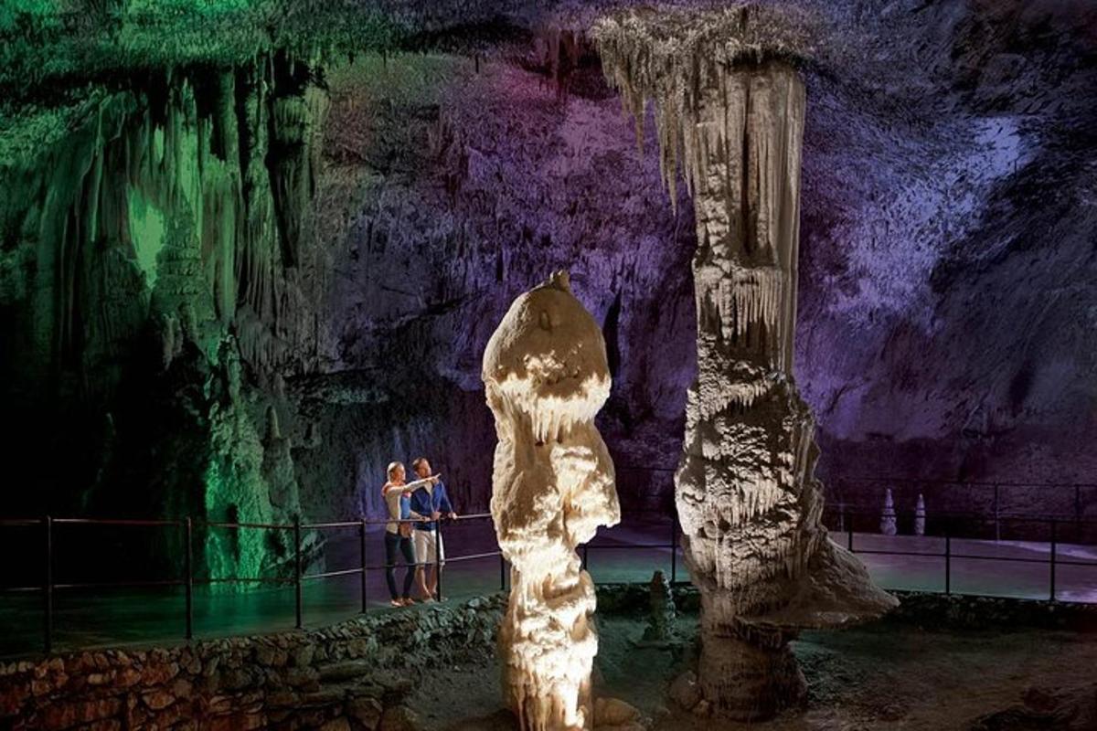 due persone in piedi su un palco in una grotta