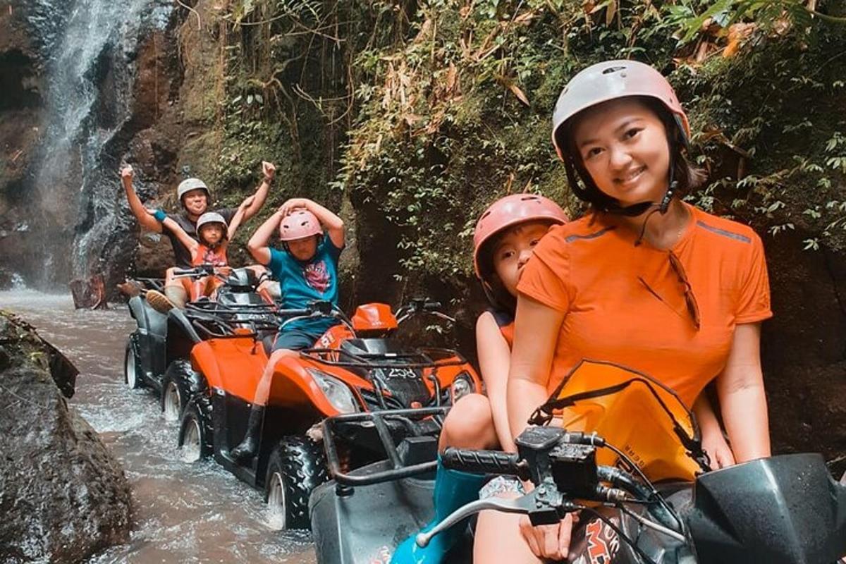 Un grupo de personas viajando en vehículos todo terreno en un río.