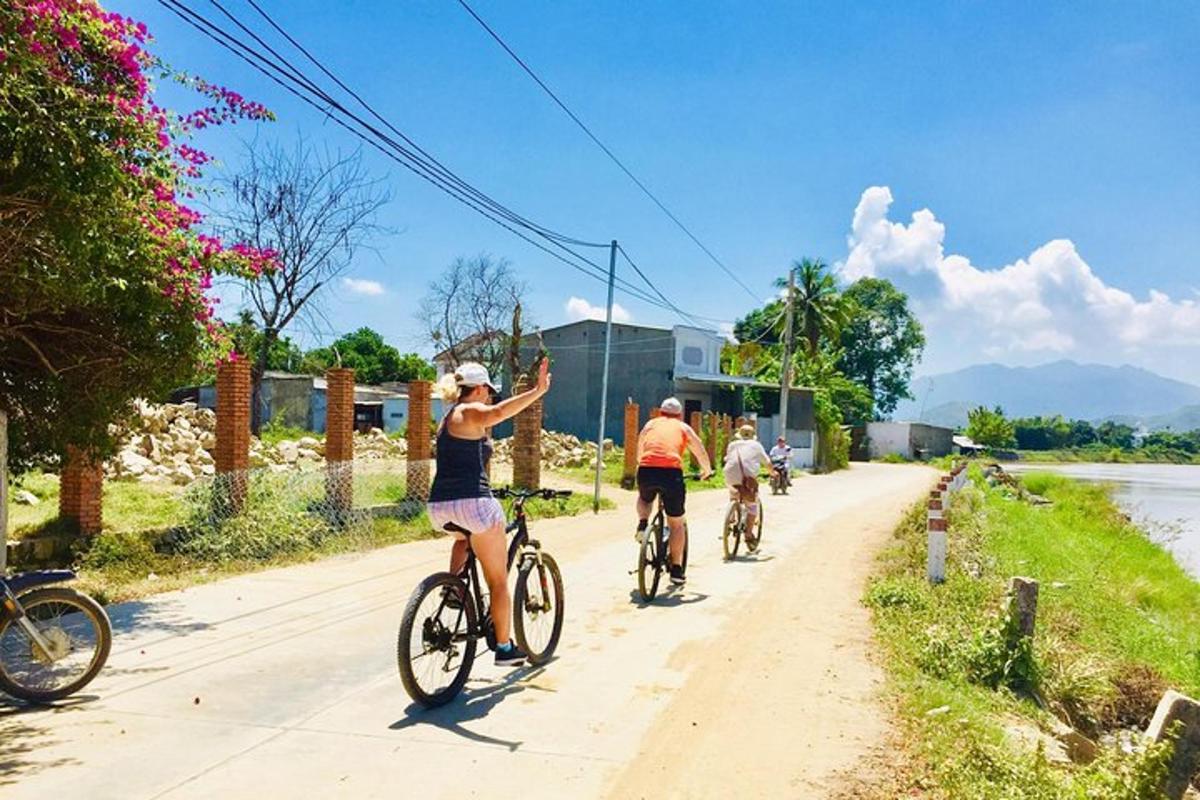 un gruppo di persone in bicicletta lungo una strada sterrata