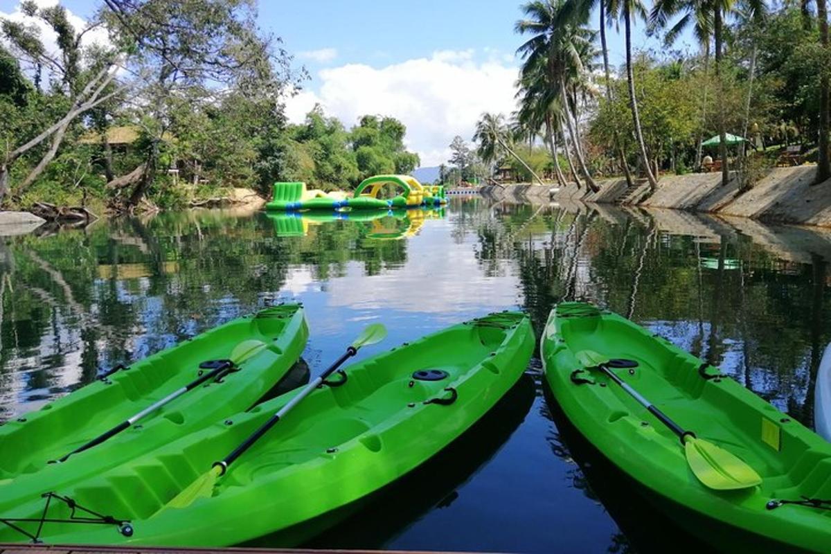 due kayak verdi sono seduti nell'acqua