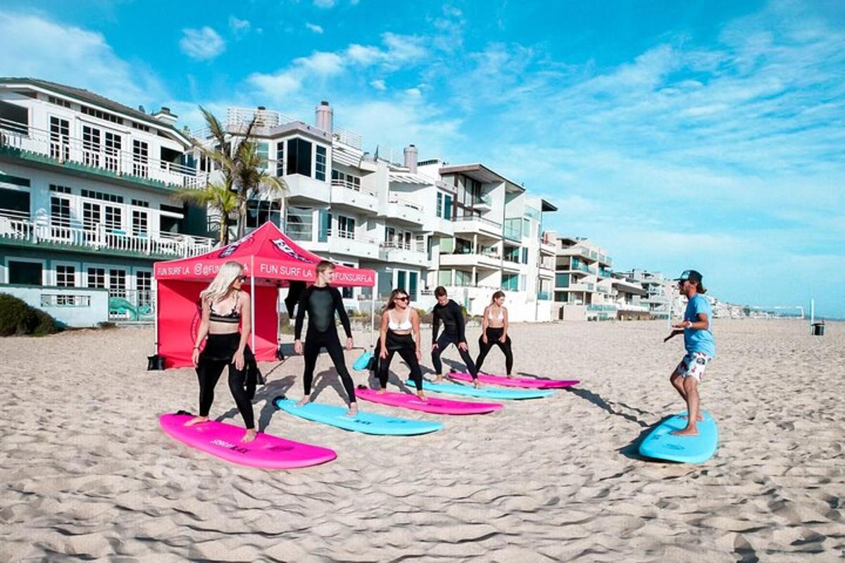 Un grupo de personas en tablas de surf en la playa