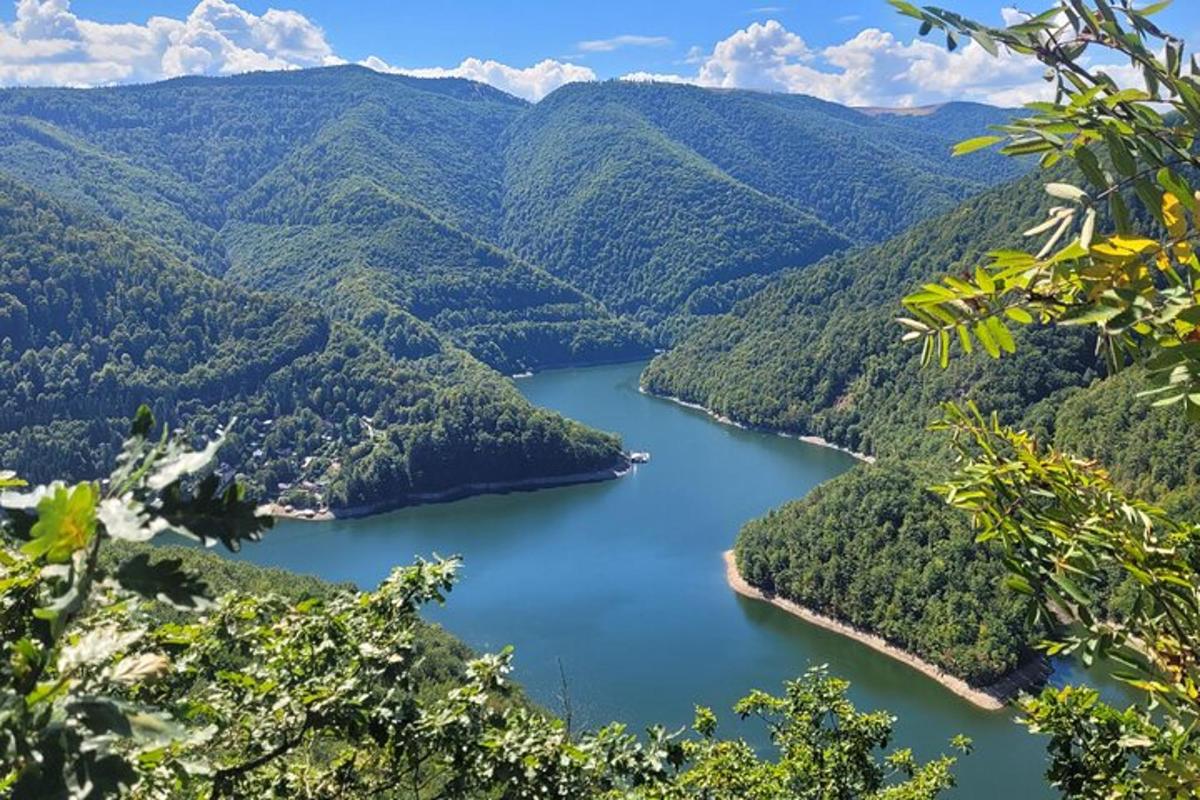 山の中の湖の景色