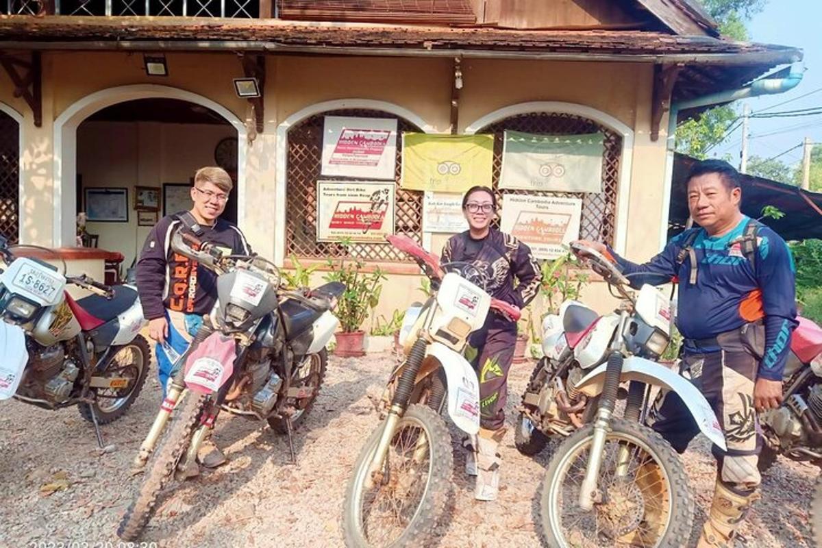 sekumpulan orang duduk di atas motosikal di hadapan sebuah bangunan