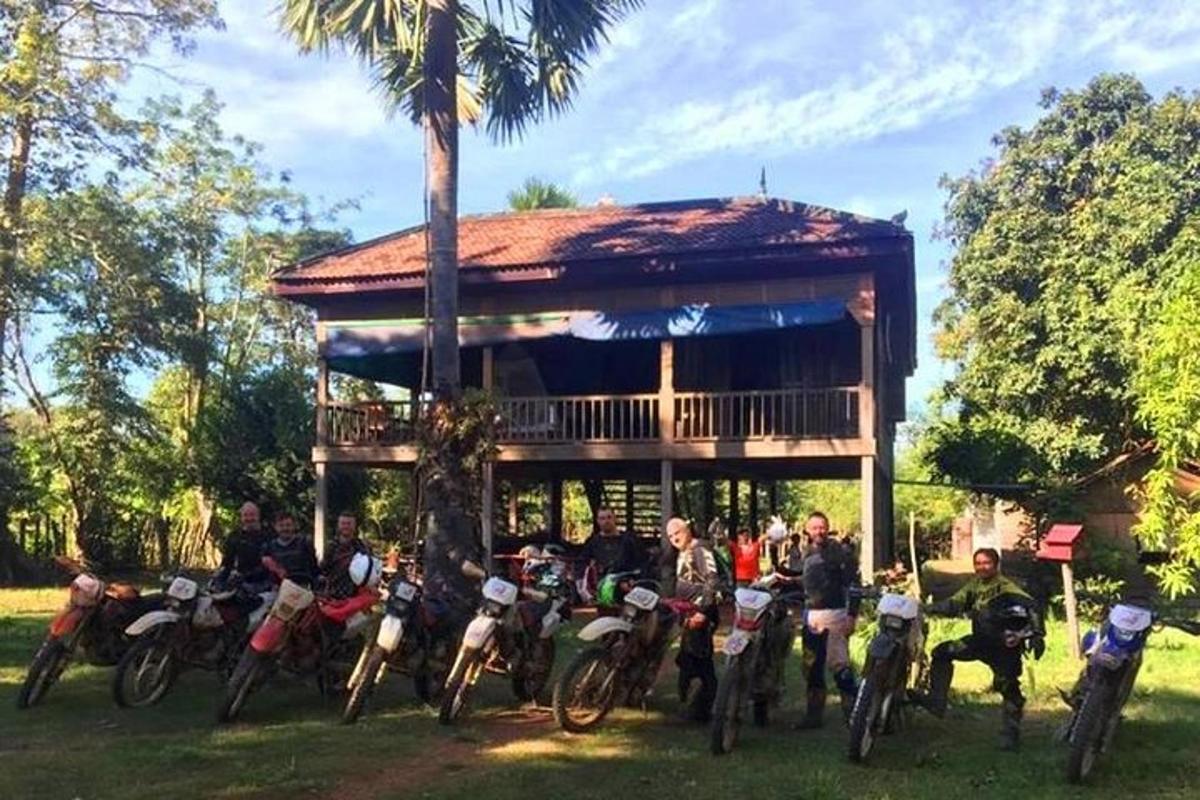 sekumpulan orang bermotosikal di hadapan sebuah bangunan