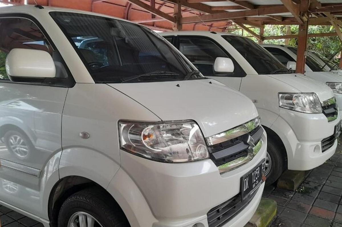 uma fileira de carros brancos estacionados em um estacionamento