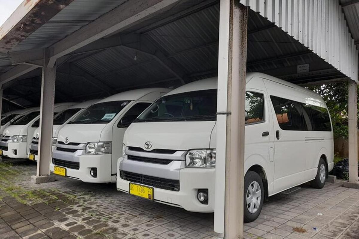 una fila di furgoni bianchi parcheggiati in un garage