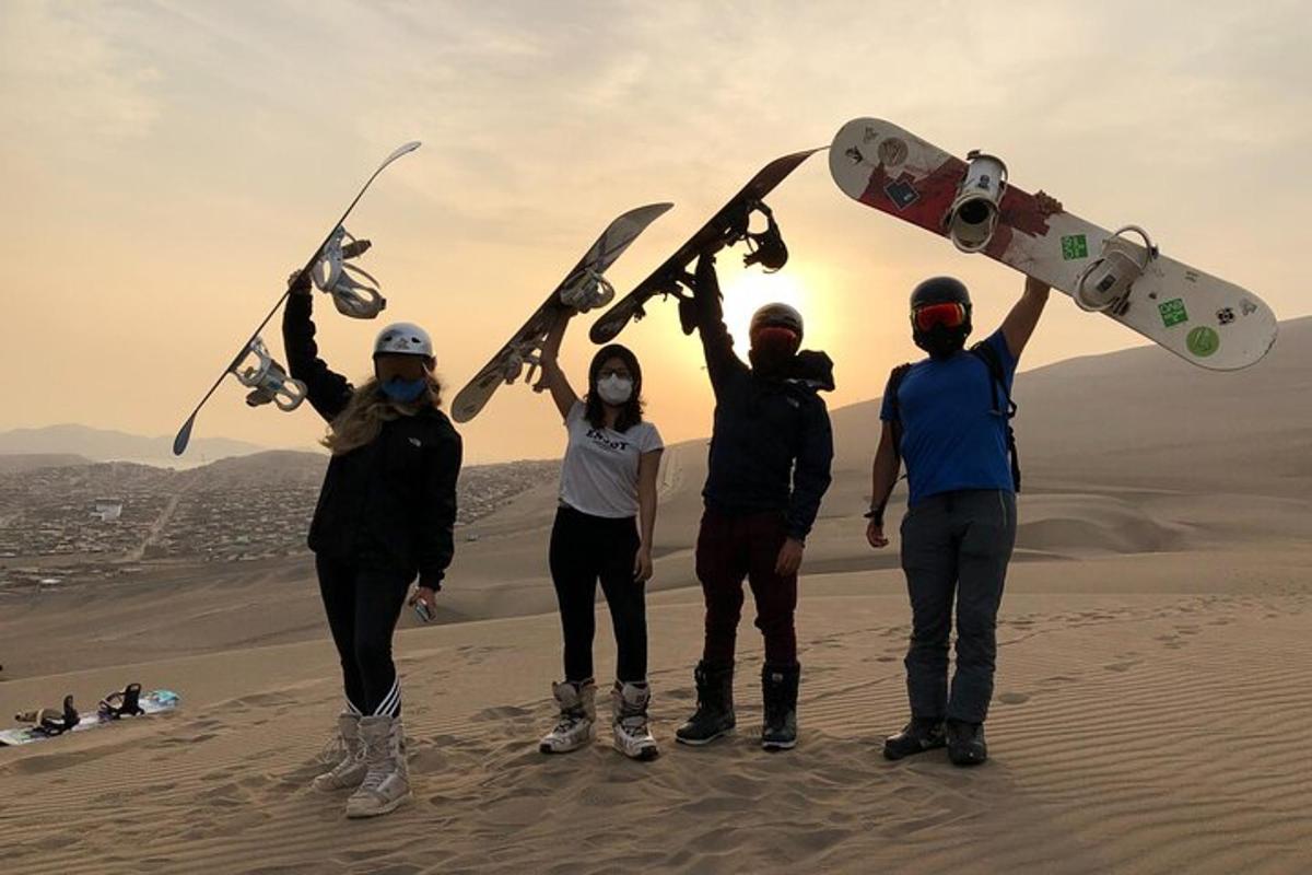 skupina lidí stojících v poušti se svými snowboardy