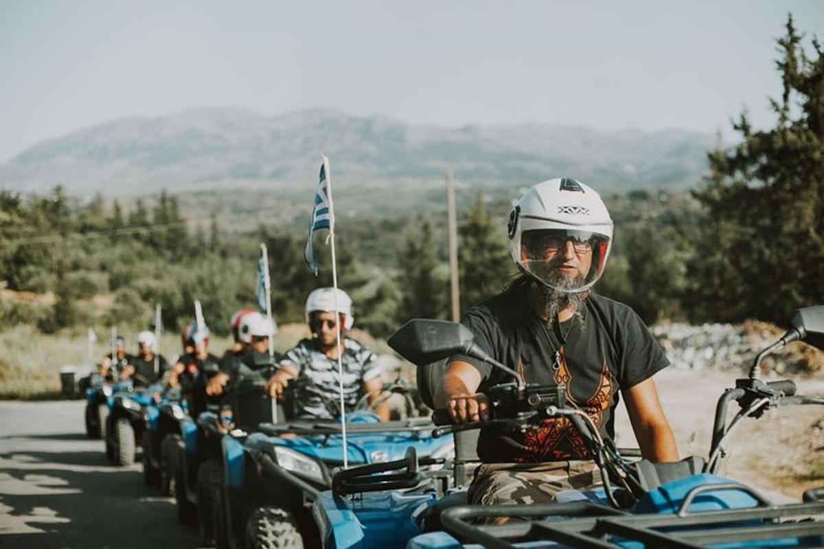 egy csoport férfi motorozik az úton