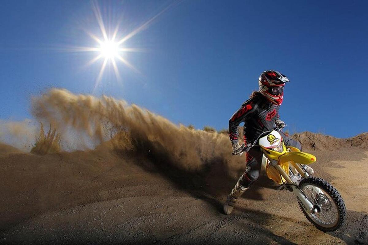 une personne conduisant une moto tout-terrain dans le désert