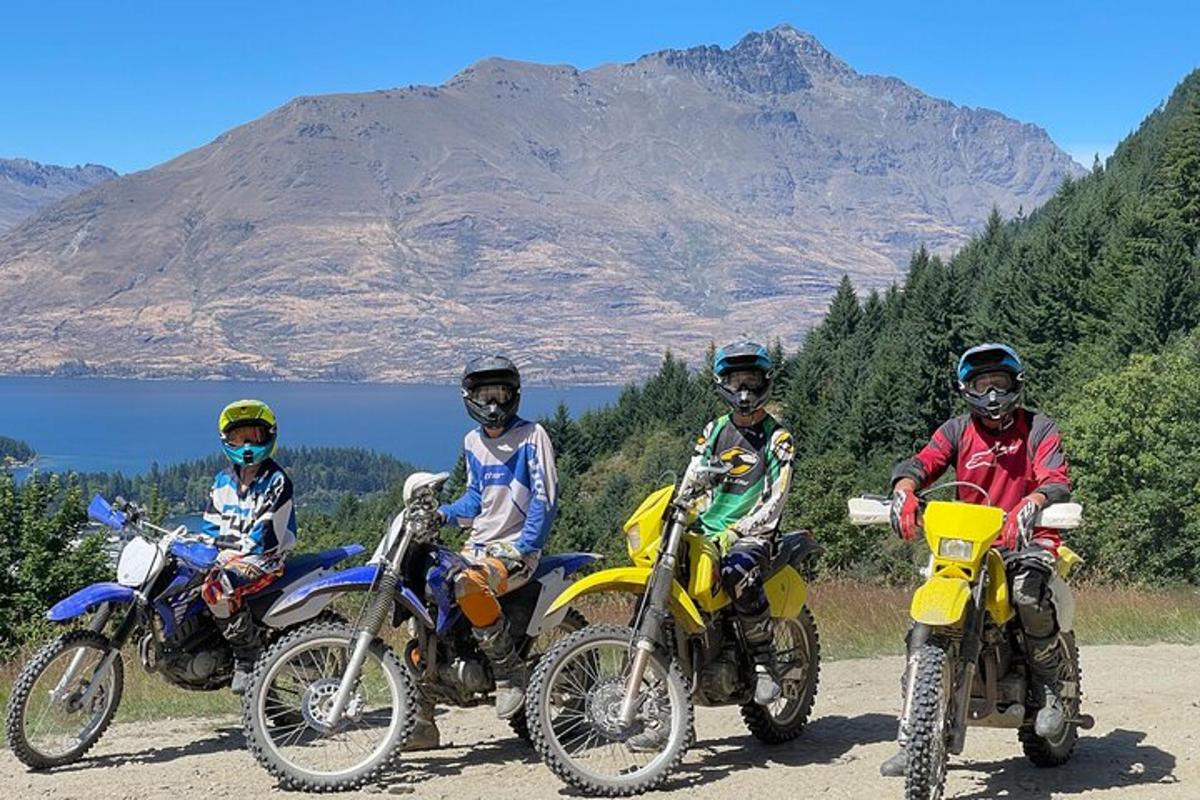 un groupe de personnes conduisant des motos sur un chemin de terre