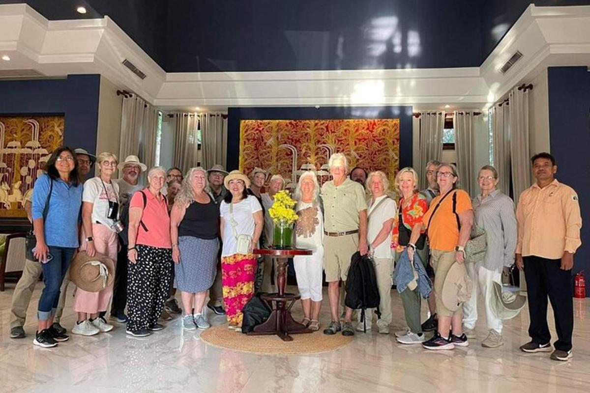 un groupe de personnes posant pour une photo dans une pièce