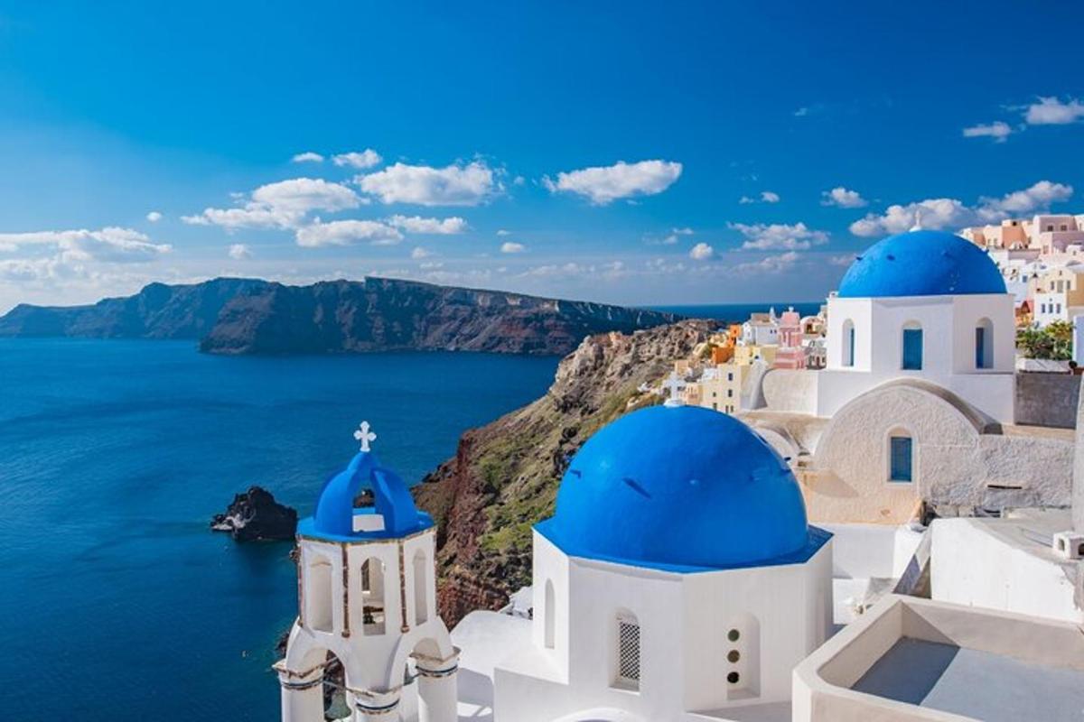Vaade Amalfi rannikule valgete kirikute ja siniste kuplitega