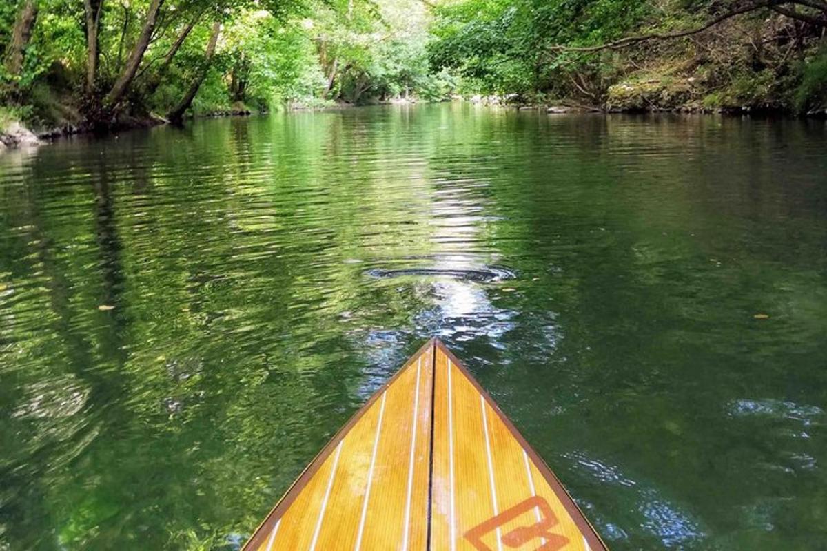 kayak di tengah sungai