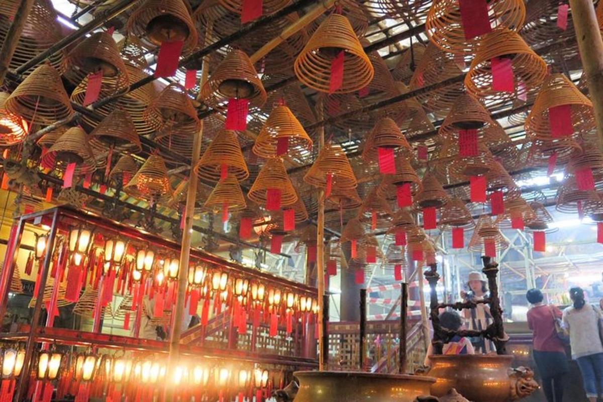 bar dengan sekumpulan lampu tergantung dari siling