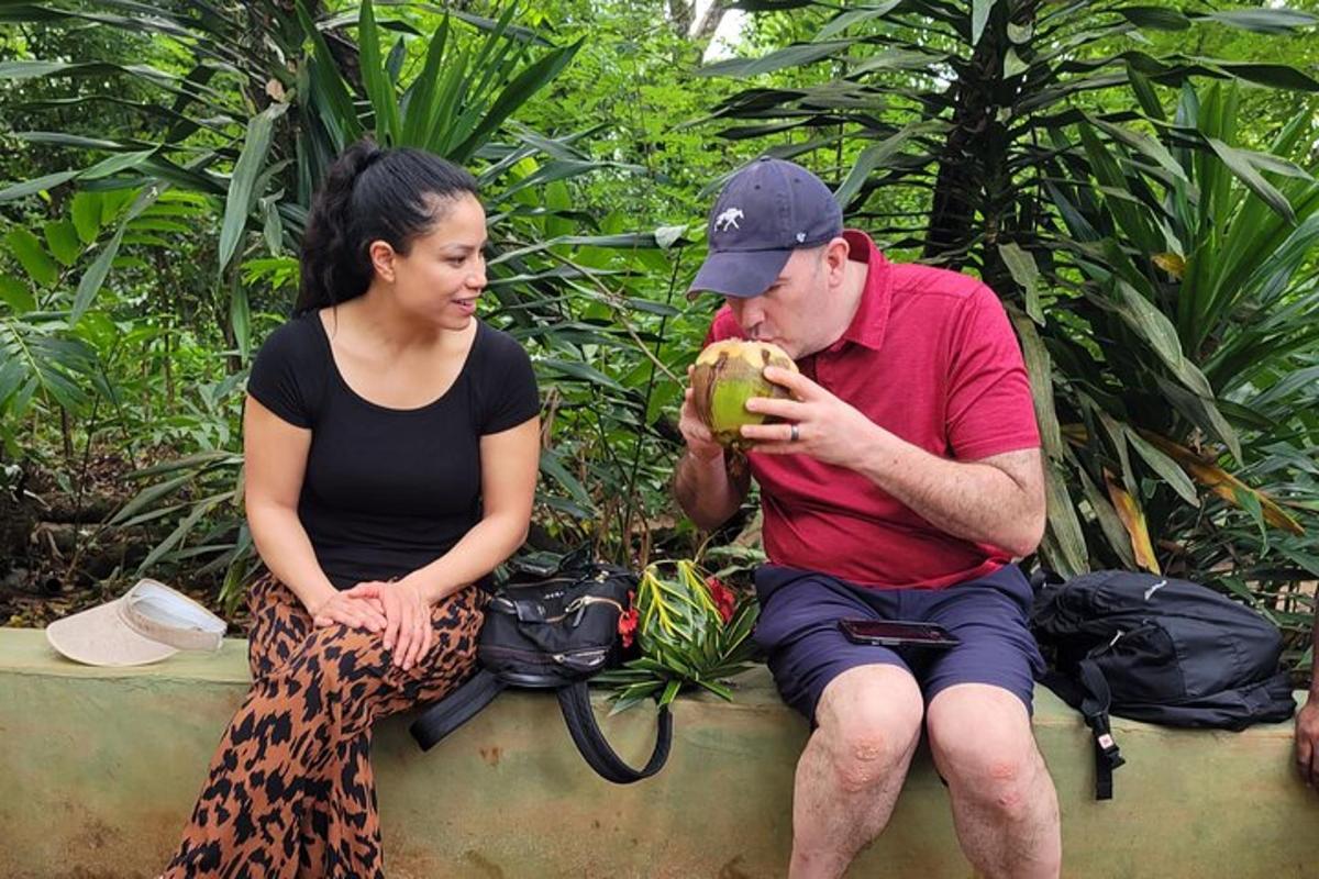 um homem e uma mulher sentados em um banco comendo um sanduíche