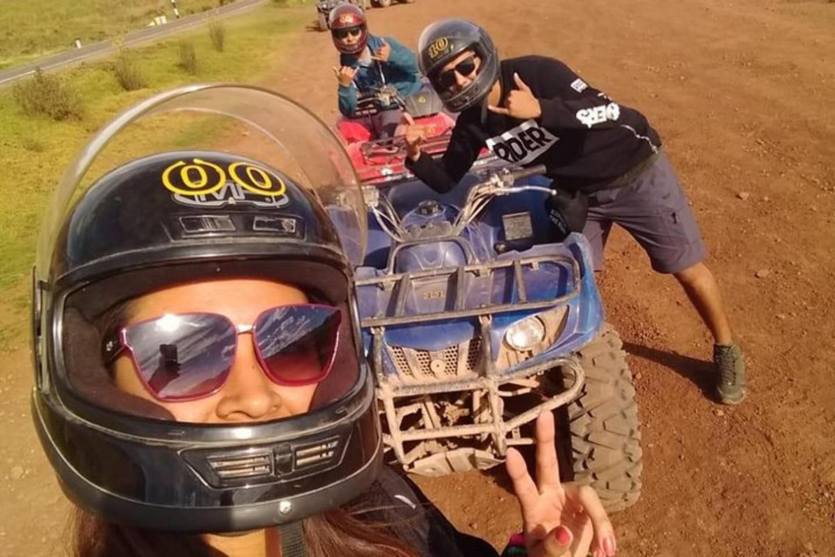 egy nő sisakban és egy személy egy terepmotoron