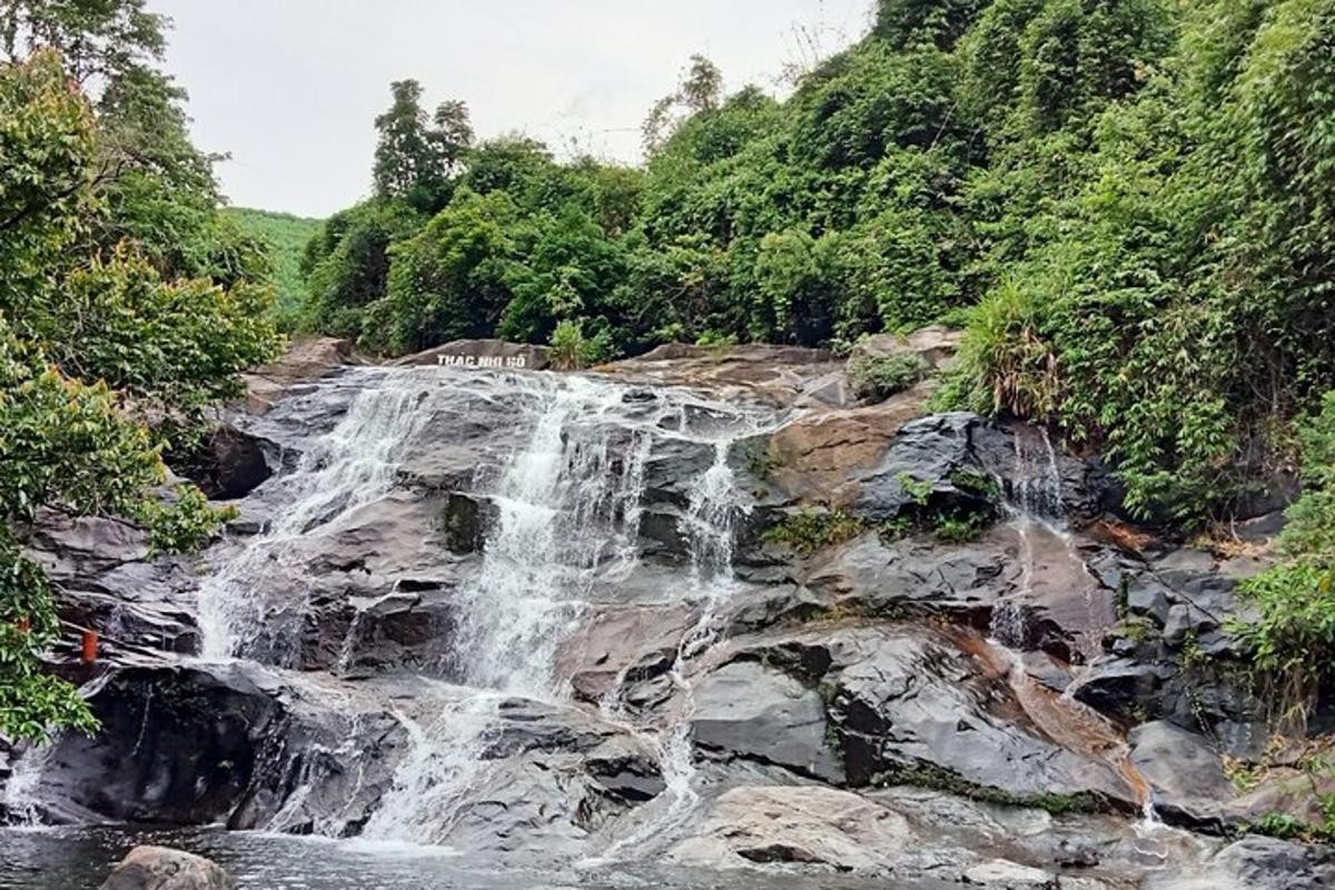 air terjun di tepi sungai