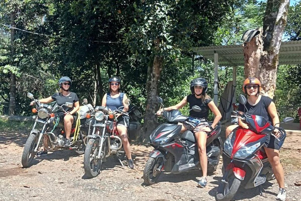 sekumpulan orang duduk di atas motosikal mereka