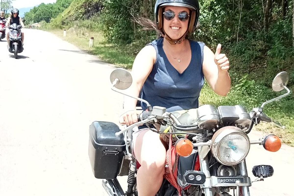 žena sedící na motorce ukazuje palec nahoru