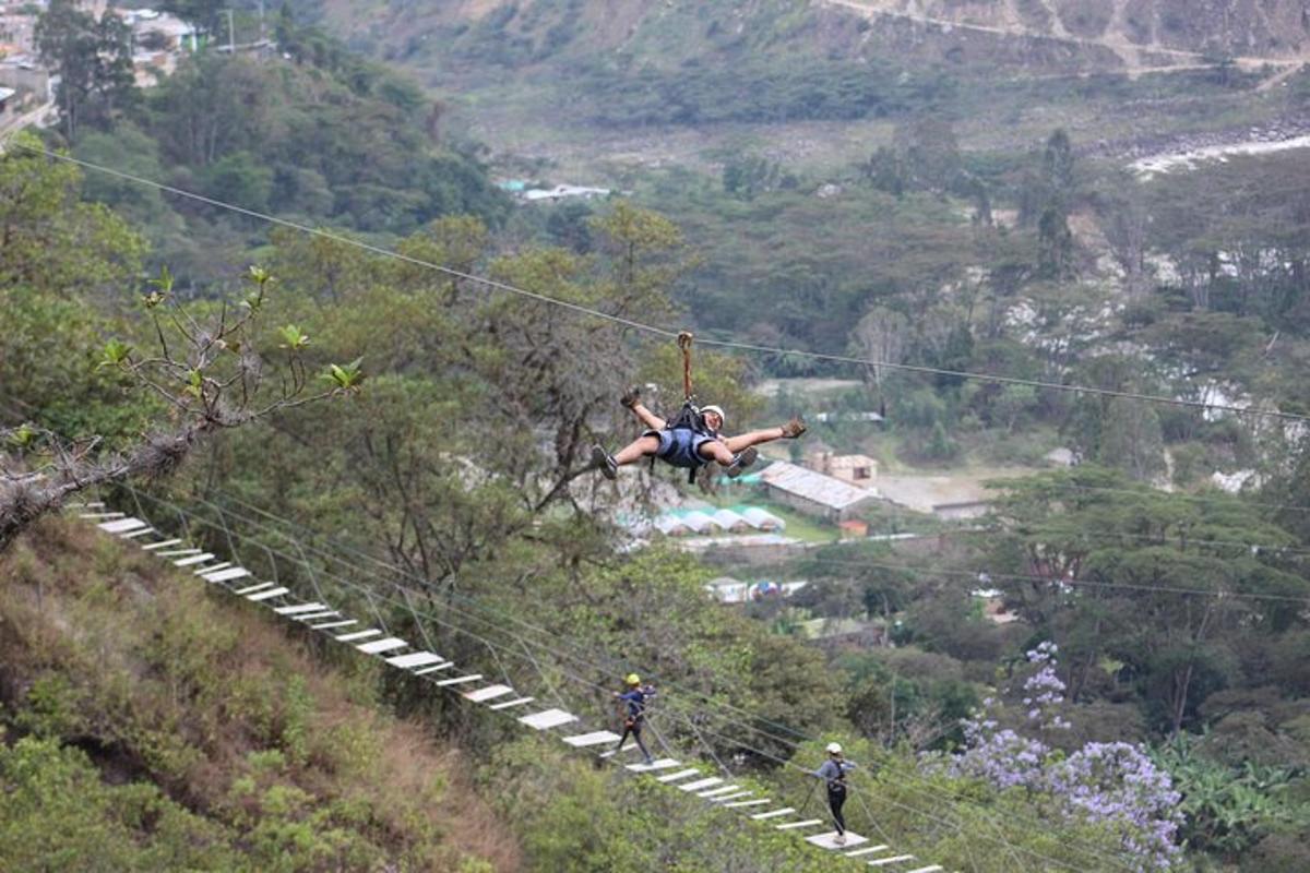 dva lidé na zip line na hoře
