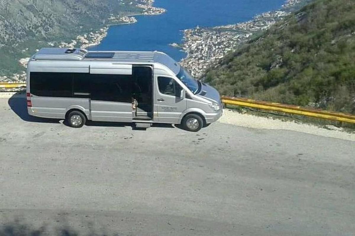 srebrn kombi parkiran ob cesti