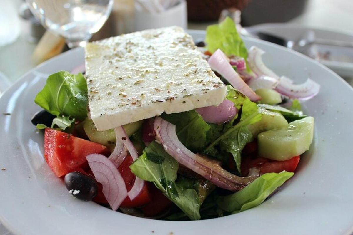 pinggan putih dengan salad dengan sandwic di atasnya