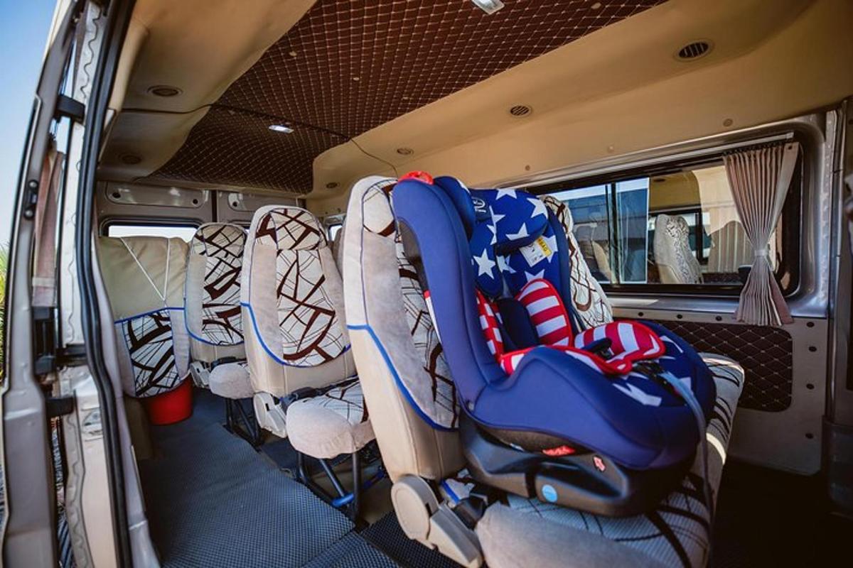 et interiør i en buss med seter bak