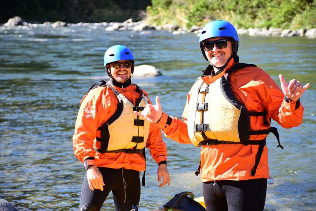 due uomini che indossano giubbotti di salvataggio in piedi in un fiume