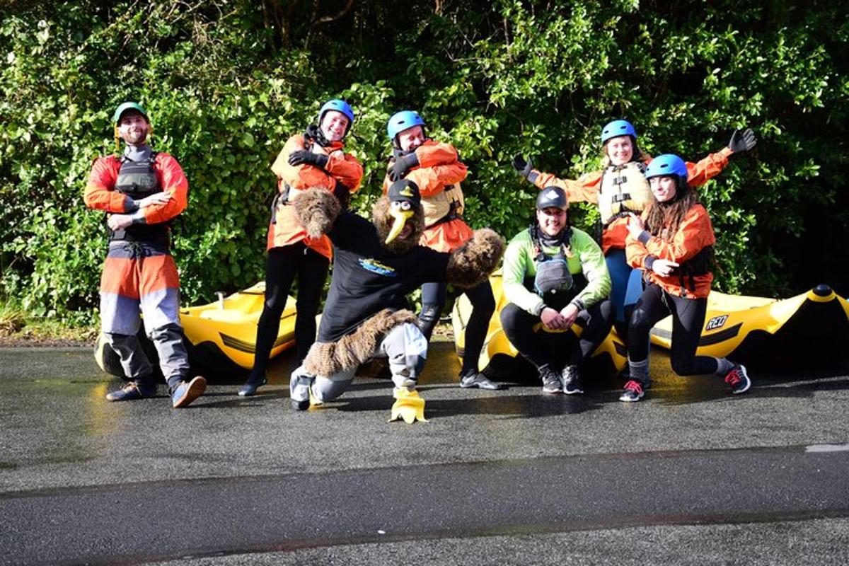 un gruppo di persone sul ciglio di una strada