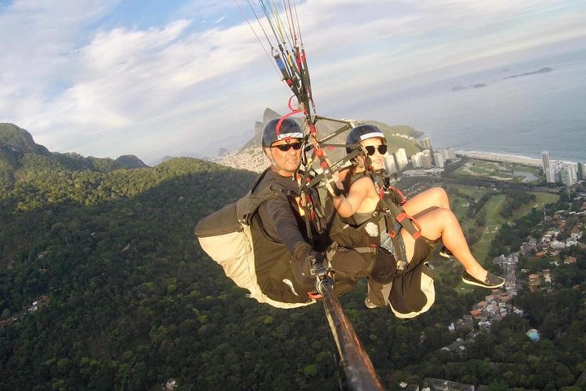 due persone che cavalcano un paracadute nel cielo