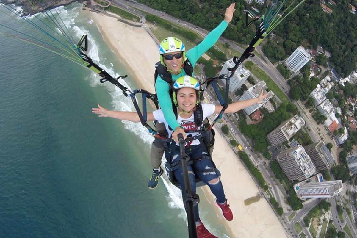 due persone stanno volando con un paracadute sopra l'acqua