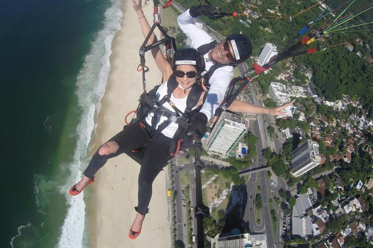 due persone che viaggiano su una gondola sopra la spiaggia