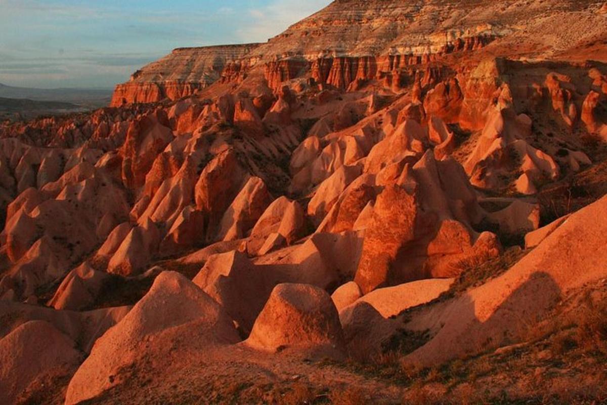 uma vista de uma montanha rochosa com rochas vermelhas